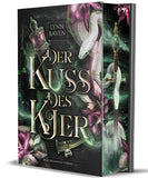 Das Produktbild zeigt "Der Kuss des Kjer" von Lynn Raven. Der weiß-goldene Titel nimmt den Großteil des Covers ein. Dahinter sieht man eine Phiole, außerdem eine weiße Schlange im oberen rechten Bereich. Im Hintergrund befinden sich außerdem mehrere violette Blüten; das Cover ist sonst in Grüntönen gehalten. 
