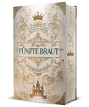 Das Cover zeigt mittig den Titel des Buches. Oberhalb des Titels steht der Name der Autorin, darüber befindet sich eine goldene Krone. In den Ecken sind goldenen Schnallen abgebildet und im unteren Viertel ist ein goldenes Schloss zu sehen. Die Grundfarbe ist Creme. Der Farbschnitt ist cremefarben mit goldenen Verzierungen darauf.