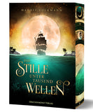 Das Produktbild zeigt das Cover des Buches "Die Stille unter tausend Wellen. In der oberen Hälfte sieht man ein Piratenschiff auf den Vollmond zu segeln, in der unteren Hälfte ist das Meer abgebildet, das den Hintergrund für de Titel bildet. 
