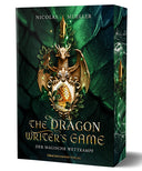 Das Cover ist in Grüntönen gehalten. Im Hintergrund erkennt man Drachenschuppen. In der Mitte des Covers ist ein goldener Drache zu sehen, der ein goldenes Wappen mit einem goldenen Ei darauf in den Klauen hält. Über dem goldenen Drachen ist eine goldene Füllerfeder zu sehen. Unter dem Wappen steht in Gold der Titel. Der Farbschnitt ist ebenfalls in dunklen Grüntönen gehalten. In der Mitte ist nochmal die goldene Füllerfeder zu sehen, die umringt wird von Rauch- und Nebelschwaden sowie Wassertropfen.