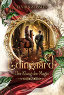 Das Produktbild zeigt das Buch "Edingaard - Der Klang der Magie" von Elvira Zeissler. In der Mitte des Buches befindet sich ein goldener Rahmen mit Verzierungen, in dem man (wie durch ein Portal) sieht, wie eine Frau auf einem Pferd und ein Mann mit einem Schwert Seite an Seite einen Wald durchqueren. Um den Rahmen herum erkennt man grüne Blätter und roten Stoff auf hellem Stein. 
Der Titel befindet sich am unteren Rand des goldenen Rahmens. 
Der Farbschnitt zeigt ein Amulett mit einem Phönix.