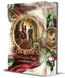 Das Produktbild zeigt das Buch "Edingaard - Der Klang der Magie" von Elvira Zeissler. In der Mitte des Buches befindet sich ein goldener Rahmen mit Verzierungen, in dem man (wie durch ein Portal) sieht, wie eine Frau auf einem Pferd und ein Mann mit einem Schwert Seite an Seite einen Wald durchqueren. Um den Rahmen herum erkennt man grüne Blätter und roten Stoff auf hellem Stein. 
Der Titel befindet sich am unteren Rand des goldenen Rahmens. 
Der Farbschnitt zeigt ein Amulett mit einem Phönix.
