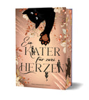 Das Cover zeigt einen Kater, der von oben herunterguckt. In der Innenseite seiner Pfote steht der Name der Autorin. Darunter steht in großen schwarzen Buchstaben der Titel, in dessen Buchstaben zwei Menschen eingebaut sind und ein Kater an einem Buchstaben klettert. Verziert ist das in Braun- und Beigetönen gehaltene Cover mit Blumen und Kratzspuren.