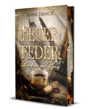 Das Cover zeigt mittig den Titel des Buches. Unterhalb des Titels ist eine Teetasse. Rechts neben des Tasse liegen ein Brief, ein Buch und ein Tintenfass mit einer Schreibfeder. Der Farbschnitt zeigt ein brennendes Stück Pergament.