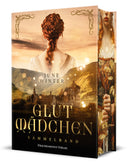 Das Cover zeigt im oberen Drittel eine rothaarige Frau mit einem geflochtenen Zopf in Rückenansicht. Darunter ist eine Burg vor Bergen zu sehen. Der Titel ist im unteren Drittel zu sehen. Grün- und Brauntöne dominieren das Cover. Goldveredelungen sind eingearbeitet. 