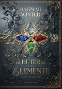 Das Cover zeigt mittig in Rautenform vier ovale Edelsteine (kristall, rot, grün, blau) umgeben von opulenten goldenen und silbernen Verzierungen. Der Titel steht darunter. Der Hintergrund ist dunkelgrau. 