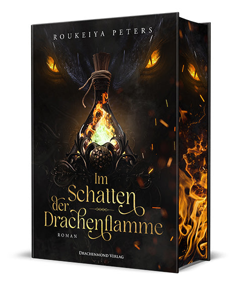 Das dunkle Cover zeigt mittig eine Phiole, in der ein Feuer brennt. Dahinter ist ein großer schwarzer Drachenkopf mit leuchtenden goldenen Augen. Der Titel steht im unteren Bildbereich in goldenen Buchstaben. Auf dem Farbschnitt sind Flammen und ein goldenes Drachenauge abgebildet.