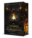 Das dunkle Cover zeigt mittig eine Phiole, in der ein Feuer brennt. Dahinter ist ein großer schwarzer Drachenkopf mit leuchtenden goldenen Augen. Der Titel steht im unteren Bildbereich in goldenen Buchstaben. Auf dem Farbschnitt sind Flammen und ein goldenes Drachenauge abgebildet.