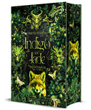Das Cover zeigt mittig den Titel des Buches. Der Titel ist umgeben von grünen Blättern und Blüten. Zwischen den Blättern kann man verschiedene Waldtiere entdecken. Unterhalb des Titels sitzt ein grüner Fuchs. Der Farbschnitt zeigt weitere Blätter und Blüten und mittig einen weiteren grünen Fuchs.
