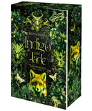 Das Cover zeigt mittig den Titel des Buches. Der Titel ist umgeben von grünen Blättern und Blüten. Zwischen den Blättern kann man verschiedene Waldtiere entdecken. Unterhalb des Titels sitzt ein grüner Fuchs. Der Farbschnitt zeigt weitere Blätter und Blüten und mittig einen weiteren grünen Fuchs.