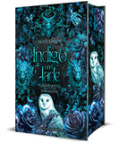 Das Cover zeigt mittig den Titel des Buches. Der Titel ist umgeben von blauen Blättern und Blüten. Zwischen den Blättern kann man verschiedene Waldtiere entdecken. Unterhalb des Titels sitzt eine blaue Eule. Der Farbschnitt zeigt weitere Blätter und Blüten und mittig eine weitere blaue Eule.