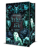 Das Cover zeigt mittig den Titel des Buches. Der Titel ist umgeben von blauen Blättern und Blüten. Zwischen den Blättern kann man verschiedene Waldtiere entdecken. Unterhalb des Titels sitzt eine blaue Eule. Der Farbschnitt zeigt weitere Blätter und Blüten und mittig eine weitere blaue Eule.