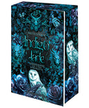 Das Cover zeigt mittig den Titel des Buches. Der Titel ist umgeben von blauen Blättern und Blüten. Zwischen den Blättern kann man verschiedene Waldtiere entdecken. Unterhalb des Titels sitzt eine blaue Eule. Der Farbschnitt zeigt weitere Blätter und Blüten und mittig eine weitere blaue Eule.