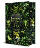 Das Cover zeigt mittig den Titel des Buches. Der Titel ist umgeben von grünen Blättern und Blüten. Zwischen den Blättern kann man verschiedene Waldtiere entdecken. Unterhalb des Titels sitzt ein grüner Fuchs. Der Farbschnitt zeigt weitere Blätter und Blüten und mittig einen weiteren grünen Fuchs.