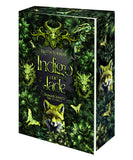 Das Cover zeigt mittig den Titel des Buches. Der Titel ist umgeben von grünen Blättern und Blüten. Zwischen den Blättern kann man verschiedene Waldtiere entdecken. Unterhalb des Titels sitzt ein grüner Fuchs. Der Farbschnitt zeigt weitere Blätter und Blüten und mittig einen weiteren grünen Fuchs.