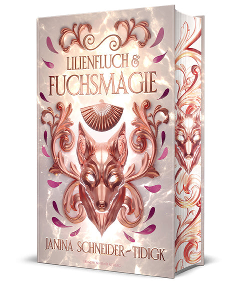 Das altrosafarbene Cover zeigt mittig in Bronze eine Fuchsmaske, darüber den Titel in großen Buchstaben und einen Fächer. Umrandet wird alles von bronzefarbenen Ornamenten und rosa- und lilafarbenen Blütenblättern. Auf dem hellen Farbschnitt sind ebenfalls eine bronzefarbene Fuchsmaske und passende Ornamente.