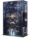 Das bläuliche Cover zeigt den Mittelgang einer Bibliothek von dem mehrere Buchregalreihen abzweigen, durch den eine Frau geht. Mittig ist ein goldener Lichtstrahl im Titel und im oberen Bereich steigt weißer Rauch auf. Leuchtende Lichtpunkte sind im oberen Teil des Covers verteilt. 