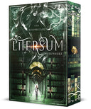 Das grünliche Cover zeigt den Mittelgang einer Bibliothek von dem mehrere Buchregalreihen abzweigen, durch den eine Frau geht. Mittig ist ein goldener Lichtstrahl im Titel und im oberen Bereich steigt weißer Rauch auf. Leuchtende Lichtpunkte sind im oberen Teil des Covers verteilt. 