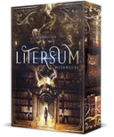 Das bräunliche Cover zeigt den Mittelgang einer Bibliothek von dem mehrere Buchregalreihen abzweigen, durch den eine Frau geht. Mittig ist ein goldener Lichtstrahl im Titel und im oberen Bereich steigt weißer Rauch auf. Leuchtende Lichtpunkte sind im oberen Teil des Covers verteilt. 