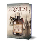 Das Cover zeigt im oberen Bereich das Wort Requiem, darunter mittig eine alte Arzneiflasche mit dem Rest des Titels auf dem Etikett. Ein Totenkopf links und eine Spritze sowie der Big Ben rechts sind daneben zu sehen. Mittelgrau und Braun dominieren das Cover im Vintage-Stil. 