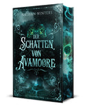 Das Cover zeigt mittig den Titel, darüber zwei angedeutete Totenköpfe und darunter eine Burg. Umgeben wird alles von einem Rahmen und Verzierungen. Der Hintergrund ist düster-neblig, die Hauptfarben sind Grüngrau und Grünblau. 