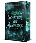 Das Cover zeigt mittig den Titel, darüber zwei angedeutete Totenköpfe und darunter eine Burg. Umgeben wird alles von einem Rahmen und Verzierungen. Der Hintergrund ist düster-neblig, die Hauptfarben sind Grüngrau und Grünblau. 