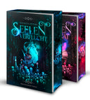 Das Bild zeigt die Bücher Seelenverflucht und Seelenverrat, wobei Ersteres im Vordergrund steht. Das Cover zeigt eine Bibliothek, auf deren Boden mittig verschiedene Kerzen und Phiolen angeordnet sind. Mittig ist eine große Phiole inmitten eines Wasserstrudels. Der Titel steht in großen Buchstaben darüber. Sowohl Cover als auch Buchschnitt sind in Türkis- und Violetttönen gehalten. 
