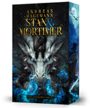 Das Cover zeigt einen großen hellgrauen Drachen mit leuchtend blauen Augen. Aus seinen Nüstern kommt blauer Rauch, der sich über den unteren Teil des Covers zieht. Über dem Drachen hängt eine Fledermaus. Darüber stehen in großen Buchstaben Autor und Titel. Auf dem Farbschnitt ist ein Steilhang mit einem Wasserfall vor einer Berglandschaft abgebildet. Darüber fliegt ein Drache vor einem Vollmond.
