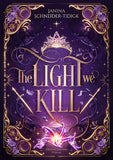 Auf dem Produktbild sieht man das Buch "The Light we Kill". Der Titel, in goldenen Lettern, befindet sich in der Mitte des Buches. Darüber sieht man ein Diadem, darunter eine Blume. Um den Titel herum und in den Ecken des Covers sieht man goldene und violette Verzierungen. Der Hintergrund des Covers ist in Lila- und Violetttönen gehalten. 