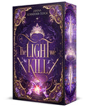 Auf dem Produktbild sieht man das Buch "The Light we Kill". Der Titel, in goldenen Lettern, befindet sich in der Mitte des Buches. Darüber sieht man ein Diadem, darunter eine Blume. Um den Titel herum und in den Ecken des Covers sieht man goldene und violette Verzierungen. Der Hintergrund des Covers ist in Lila- und Violetttönen gehalten. 
Auf dem Farbschnitt des Buches sieht man ein Diadem zwischen zwei Schwerter.