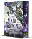 Das Produktbild zeigt das Cover des Buches "The Magic beyond - Der letzte Garten der Hoffnung" von Liane Mars. Der Titel befindet sich im unteren Bereich des Covers, darüber sieht man zwei Hände, die sich einander entgegenstrecken. In der rechten Hand sitzt eine Eule. Umgeben ist alles von grünen und lilafarbenen Blüten und Blättern. 