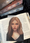 Das Page Overlay zeigt das Porträt der weiblichen Hauptfigur des Buches "Arkadien erwacht". Rosa hat schulterlanges, blondes Haar. Sie trägt ein dunkles Oberteil mit V-Ausschnitt. 