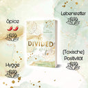 Das Bild zeigt das Buch "So Divided So Deep" von Julia Niederstraßer. Darum sind die enthaltenen Tropes abgebildet: Lebensretter, (toxische) Positivität, Hygge, Spice