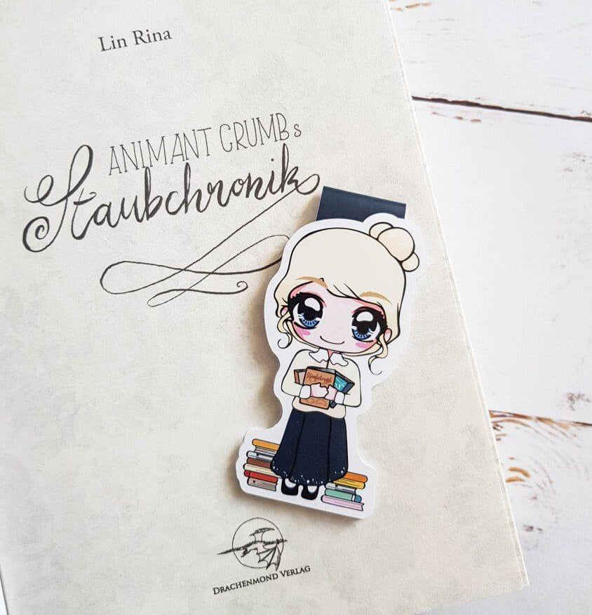 Das Produktbild zeigt ein Magnetlesezeichen im Anime-Stil, das in dem aufgeschlagenen Buch 