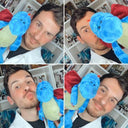 Das Bild zeigt eine Collage aus vier unterschiedlichen Bildern, auf denen jeweils der Coverdesigner Alexander Kopainski zusammen mit dem blauen Plüschdrachen Alex abgebildet ist. 