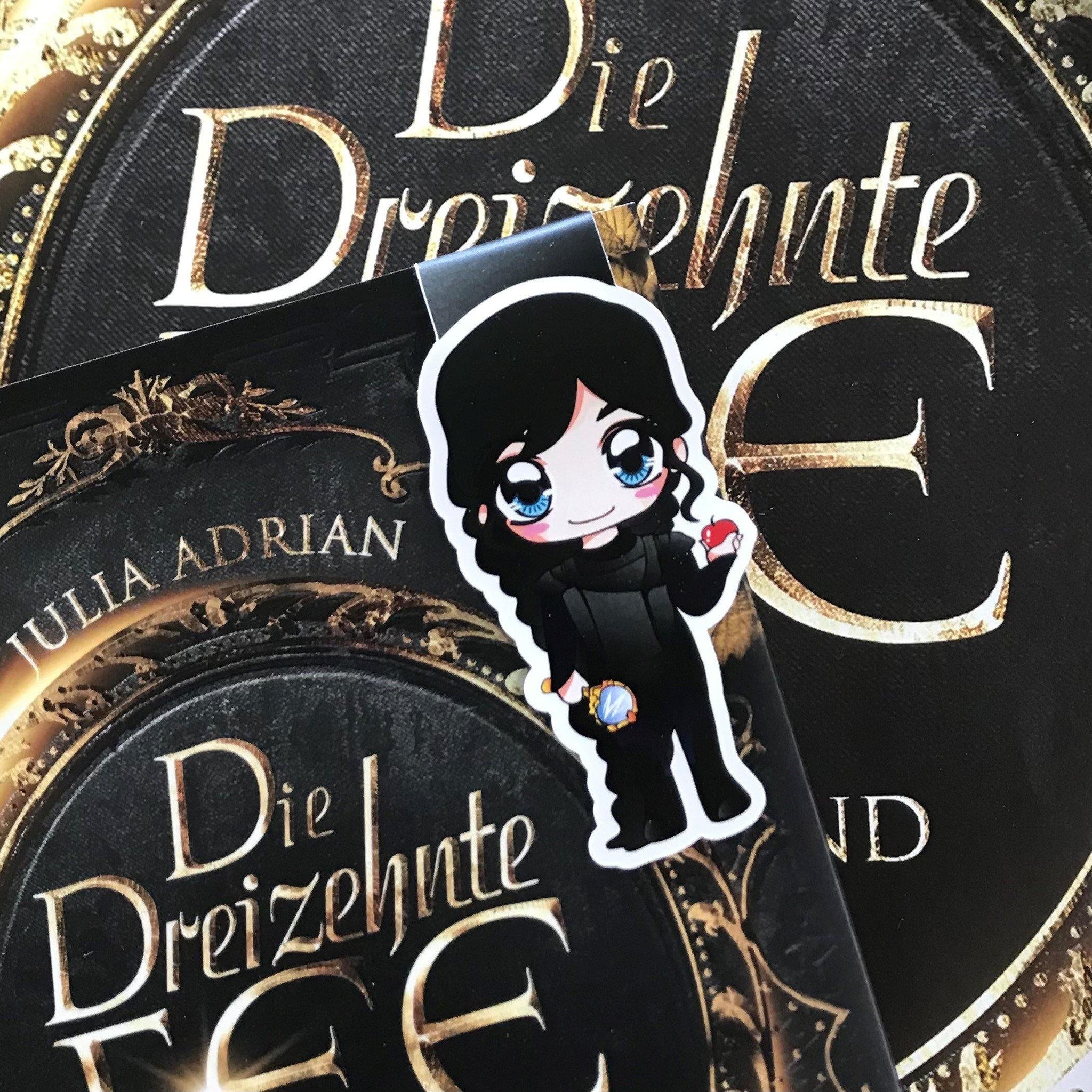 Das Produktbild zeigt eine dunkelhaarige Frau mt einem langen geflochtenen Zopf. In der rechten Hand hält sie einen roten Apfel, in der linken einen Spiegel. Das Lesezeichen liegt auf dem Buch 