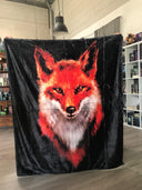Das Produktbild zeigt eine schwarze Kuscheldecke mit einem großen Fuchskopf.