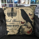 Das Produktbild zeigt ein helles Kissen mit der Aufschrift "Ravenswood - Black Beauty - Garden of Evil -  Witches Alley - Amityville, New York". Um die Aufschrift herum sind verschiedene Motive abgebildet. Ein schmiedeeisernes Tor, eine Krähe auf einem Totenkopf, Schmetterlinge, eine Fledermaus und ein Kronleuchter.