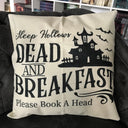 Das Produktbild zeigt ein helles Kissen mit schwarzer Aufschrift "Sleepy Hollows DEAD AND BREAKFAST Please Book A Head". In der rechten oberen Ecke ist ein Spukhaus mit fliegenden Fledermäusen abgebildet.