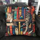 Das Produktbild zeigt ein Kissen, auf dem eine graue Katze zwischen Büchern in einem Regal schläft.