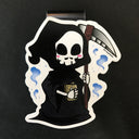 Das Produktbild zeigt ein Magnetlesezeichen mit einem Sensenmann, der eine Sense in der linken Hand und ein goldenes Buch in der rechten Hand hält. Es ist im Anime-Stil gezeichnet.