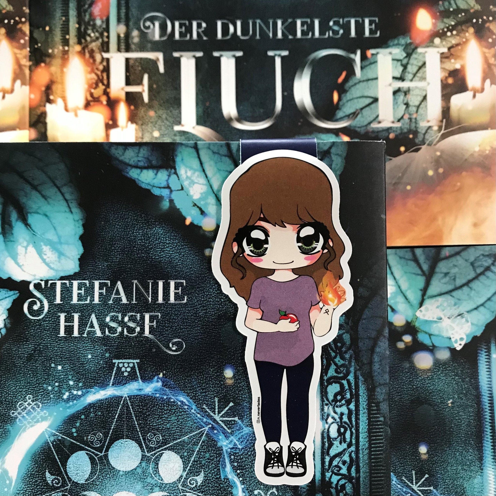 Das Magnetlesezeichen zeigt die Protagonistin des Buches 