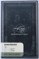 Das Produktbild zeigt das Paperblank. Mittig ist das Drachenmond Verlagslogo - ein fliegender Drache vor Vollmond, darunter der Verlagsname - auf dunkelblauem Hintergrund abgebildet. Den Rand ziert ein silberner Schmuckrahmen.