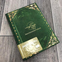 Das Produktbild zeigt das Paperblank. Mittig ist das Drachenmond Verlagslogo - ein fliegender Drache vor Vollmond, darunter der Verlagsname - auf grünem Hintergrund abgebildet. Den Rand ziert ein goldener Schmuckrahmen.