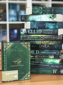 Das Produktbild zeigt das Paperblank. Mittig ist das Drachenmond Verlagslogo - ein fliegender Drache vor Vollmond, darunter der Verlagsname - auf grünem Hintergrund abgebildet. Den Rand ziert ein goldener Schmuckrahmen.