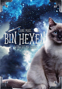 Das Cover zeigt vor einen Nachthimmel mittig den Titel. Auf der rechten Seite sitzt eine graue Katze. Links neben dem Autorinnennamen ist ein kleiner Besen, rechts ein Footballhelm.