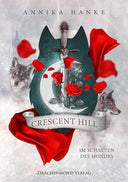 Das Cover zeigt auf hellgrauem, vernelbeltem Untergrund ein Schwert, darum einen Sichelmond und Rosen - eingefasst in eine Wolfskopfsilhouette und ein rotes Seidentuch. Links und rechts davon sieht man zwei graue Wölfe. Der Titel befindet sich auf einer Banderole unter diesem Arrangement.