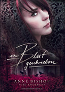 Das Produktbild zeigt eine Nahaufnahme eines Frauengesichts. Das rechte Auge wird von ihren Haaren abgedeckt. Unterhalb des Gesichts steht der Buchtitel und der Name der Autorin. Im unteren Teil des Covers sieht man eine Waldlichtung, auf der ein Rudel Wölfe steht. Die Grundfarbe ist Bordeauxrot.