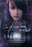 Das Produktbild zeigt eine Nahaufnahme eines Frauengesichts. Das rechte Auge wird von ihren Haaren verdeckt. Unterhalb des Gesichts steht der Buchtitel und der Name der Autorin. Im unteren Teil des Covers sieht man eine Waldlichtung, auf der eine Frau und ein Wolf stehen. Die Grundfarbe ist Dunkellila.