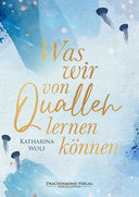 Das Cover ist in verschiedenen Blautönen gehalten. Mittig steht in goldener Schrift der Titel. In der linken unteren Ecke und in der rechten oberen Ecke sind jeweils zwei Quallen abgebildet.
